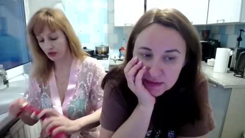 Snapshot of donnalimadonna chatting on December 2024 06:12:02 AM Tatiana 43 curvy sexy body and Joanna redhead 39 years online show from December 2024 06:12:02 AM