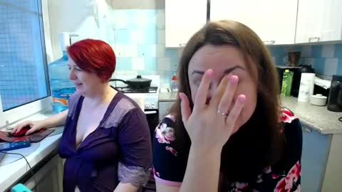 Snapshot of donnalimadonna chatting on January 2025 07:03:01 AM Tatiana 43 curvy sexy body and Joanna redhead 39 years online show from January 2025 07:03:01 AM