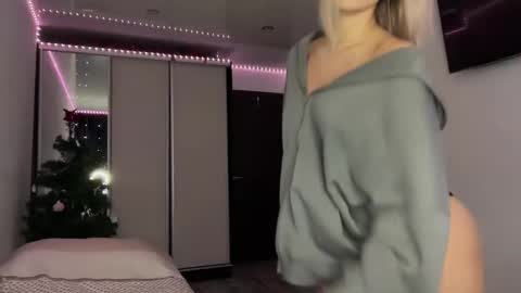 Snapshot of doublesees chatting on December 2024 02:52:02 AM MOLLYYYY dont forget to give me a thumb up online show from December 2024 02:52:02 AM