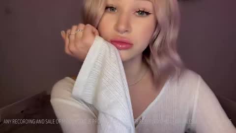 Snapshot of doublesees chatting on January 2025 11:30:02 AM MOLLYYYY dont forget to give me a thumb up online show from January 2025 11:30:02 AM