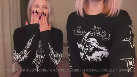 Snapshot of doublesees chatting on March 2025 02:01:02 PM MOLLYYYY dont forget to give me a thumb up online show from March 2025 02:01:02 PM