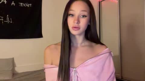 Snapshot of doublesees chatting on October 2025 01:32:02 PM MOLLYYYY dont forget to give me a thumb up online show from October 2025 01:32:02 PM