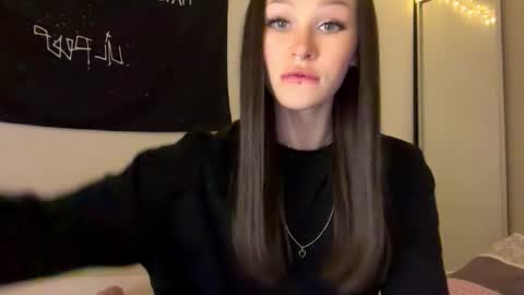 Snapshot of doublesees chatting on October 2025 12:17:02 PM MOLLYYYY dont forget to give me a thumb up online show from October 2025 12:17:02 PM