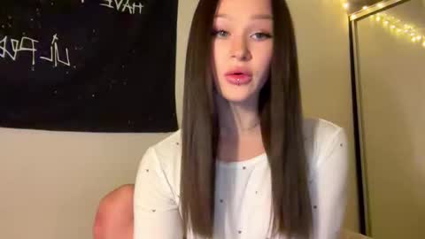 Snapshot of doublesees chatting on November 2025 01:34:02 PM MOLLYYYY dont forget to give me a thumb up online show from November 2025 01:34:02 PM