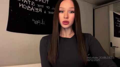 Snapshot of doublesees chatting on December 2025 02:59:01 PM MOLLYYYY dont forget to give me a thumb up online show from December 2025 02:59:01 PM