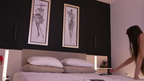 Snapshot of dovia chatting on January 2025 02:30:01 PM . . online show from January 2025 02:30:01 PM