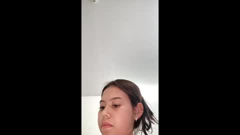 Snapshot of draculaura_x chatting on April 2026 04:10:02 AM Laura online show from April 2026 04:10:02 AM