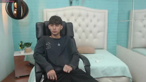 Snapshot of draxblade chatting on April 2026 07:37:01 PM DraxBlade online show from April 2026 07:37:01 PM