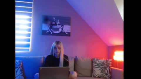 A girl online show from September 2025 07:24:02 AM