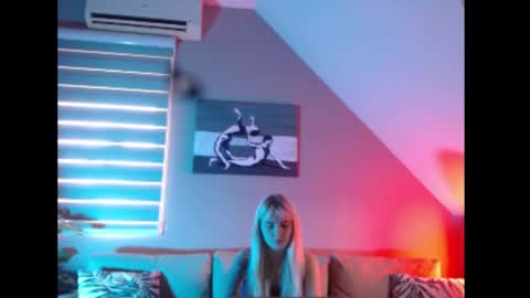 A girl online show from October 2025 07:19:02 AM