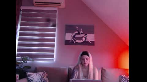 A girl online show from October 2025 07:19:02 AM