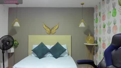 V I C T O R I A online show from February 2025 12:01:02 PM