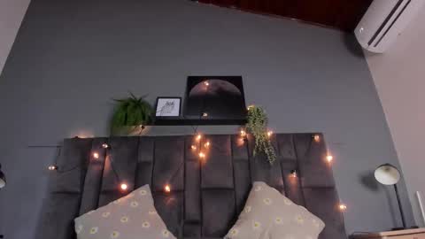 DULCE AURORA online show from February 2026 03:00:02 AM