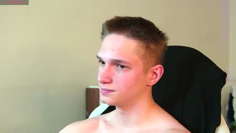 Snapshot of dustyn_fox chatting on January 2025 06:03:02 PM Dustyn online show from January 2025 06:03:02 PM