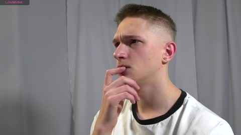 Snapshot of dustyn_fox chatting on January 2025 02:30:02 PM Dustyn online show from January 2025 02:30:02 PM