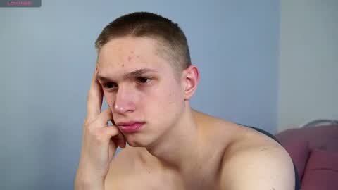 Snapshot of dustyn_fox chatting on February 2025 10:09:02 PM Dustyn online show from February 2025 10:09:02 PM