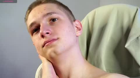 Snapshot of dustyn_fox chatting on February 2025 10:39:02 PM Dustyn online show from February 2025 10:39:02 PM