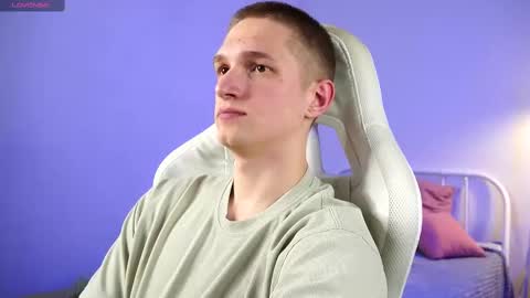 Snapshot of dustyn_fox chatting on March 2025 06:40:02 PM Dustyn online show from March 2025 06:40:02 PM