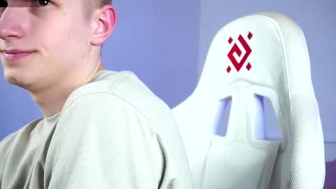 Snapshot of dustyn_fox chatting on March 2025 03:04:01 PM Dustyn online show from March 2025 03:04:01 PM