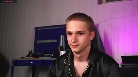 Snapshot of dustyn_fox chatting on September 2025 04:43:01 PM Dustyn online show from September 2025 04:43:01 PM