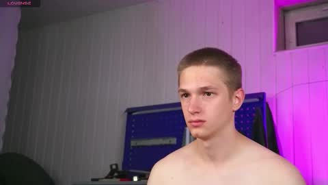 Snapshot of dustyn_fox chatting on October 2025 04:36:02 PM Dustyn online show from October 2025 04:36:02 PM