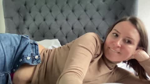 Nadia Ferreira  online show from December 2024 11:19:01 AM