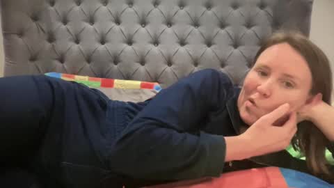 Nadia Ferreira  online show from February 2025 10:42:01 PM