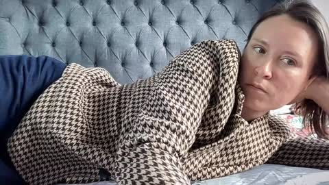 Nadia Ferreira  online show from September 2025 09:20:01 AM