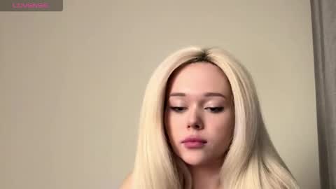 Mia online show from March 2026 07:13:02 PM