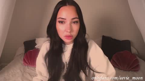 Snapshot of eevie_moon chatting on December 2024 08:00:01 AM eevie online show from December 2024 08:00:01 AM