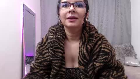 Snapshot of eileenqueen23 chatting on March 2026 04:43:01 PM Eileen online show from March 2026 04:43:01 PM