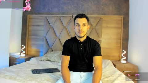 YG COUPLE online show from November 2025 08:35:02 PM