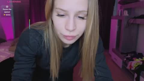 Snapshot of el1s_evans chatting on April 2026 11:03:02 AM please read my bio there is information about private shows and about my personality online show from April 2026 11:03:02 AM