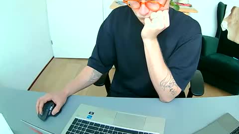 Snapshot of el_thunder chatting on April 2026 09:36:01 AM MrE online show from April 2026 09:36:01 AM