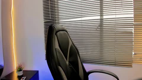 Snapshot of elaia_muller chatting on December 2024 12:03:01 PM Elaia online show from December 2024 12:03:01 PM