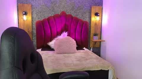 Elaia online show from November 2025 03:27:02 AM