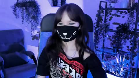 Snapshot of elainebeness chatting on April 2026 04:26:02 PM Your sweet girl online show from April 2026 04:26:02 PM