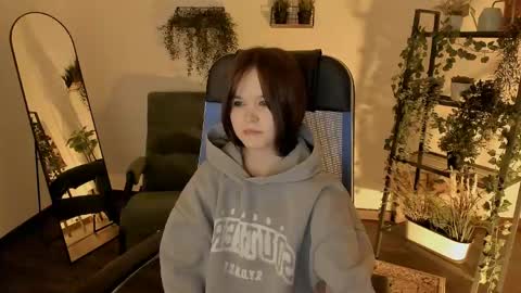 Snapshot of elainebeness chatting on April 2026 10:15:02 PM Your sweet girl online show from April 2026 10:15:02 PM