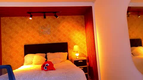 Snapshot of elian_craiggggg chatting on February 2026 02:04:02 PM Elian online show from February 2026 02:04:02 PM