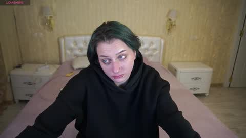 Luna online show from December 2025 12:06:01 AM