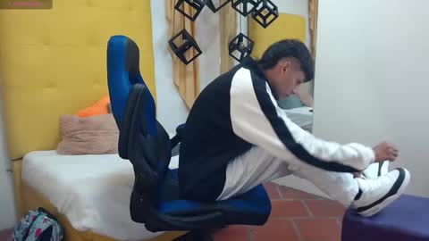 E L I A S online show from March 2025 04:06:01 AM