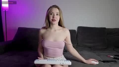 Snapshot of elinamilller chatting on March 2026 02:01:01 PM Elna and Tom online show from March 2026 02:01:01 PM