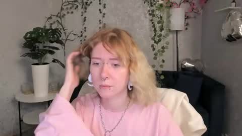 Snapshot of elira_vane chatting on June 2026 03:25:01 AM Elira Vane online show from June 2026 03:25:01 AM