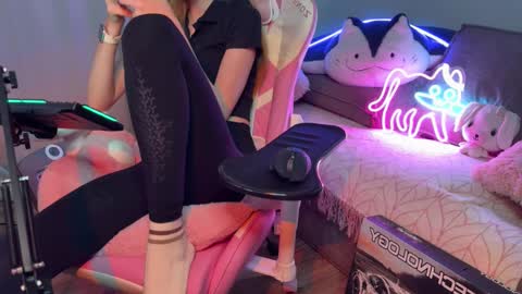 Snapshot of elisa_north chatting on October 2025 12:35:01 PM Elisa North online show from October 2025 12:35:01 PM