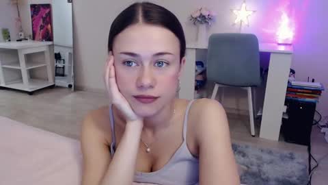 Snapshot of eliscuteblonde chatting on December 2025 05:14:02 AM Elis online show from December 2025 05:14:02 AM