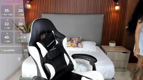 Snapshot of elissa_iris chatting on December 2024 11:25:02 PM E L I S S A online show from December 2024 11:25:02 PM