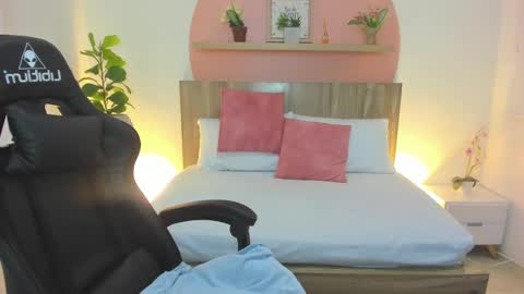 Snapshot of elissa_iris chatting on December 2024 02:24:01 AM E L I S S A online show from December 2024 02:24:01 AM