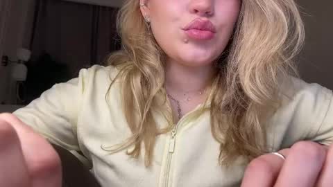 Snapshot of elixiirr chatting on April 2026 08:28:02 PM Stephanie online show from April 2026 08:28:02 PM