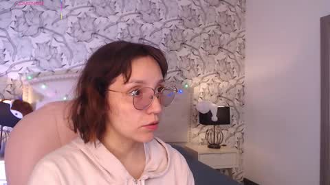 Eliza online show from November 2025 07:10:01 PM