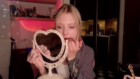 Elizabeth online show from December 2025 09:31:02 PM